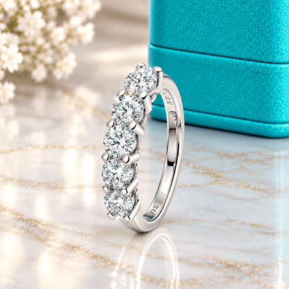 Anel Meia Aliança Moissanite 1.5ct Brilhante em Prata 925 Banhado a Ouro Branco - 5 Pedras Cor D VVS1 Certificada