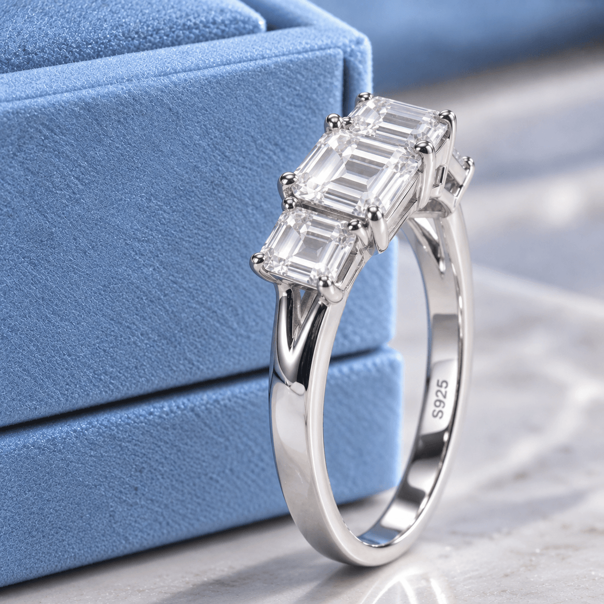 Anel Imperial Moissanite Esmeralda em Prata 925 Banhado a Ouro Branco VVS1 Certificado GRA