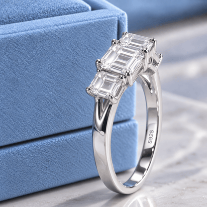Anel Imperial Moissanite Esmeralda em Prata 925 Banhado a Ouro Branco VVS1 Certificado GRA