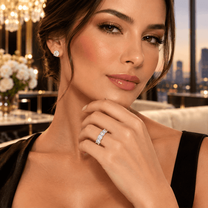 Anel Meia Aliança Moissanite 1.5ct Brilhante em Prata 925 Banhado a Ouro Branco - 5 Pedras Cor D VVS1 Certificada