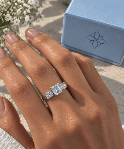 Anel Imperial Moissanite Esmeralda em Prata 925 Banhado a Ouro Branco VVS1 Certificado GRA