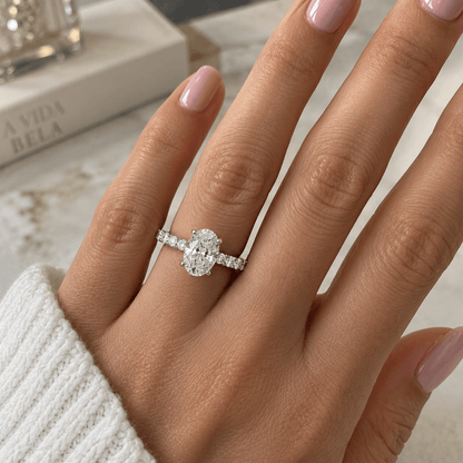 Anel Solitário Elegancy Moissanite Cravejado Oval em Prata 925 com Banho de Ouro Branco 18k, VVS1 Certificada