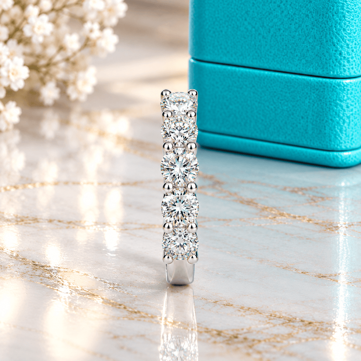 Anel Meia Aliança Moissanite 1.5ct Brilhante em Prata 925 Banhado a Ouro Branco - 5 Pedras Cor D VVS1 Certificada