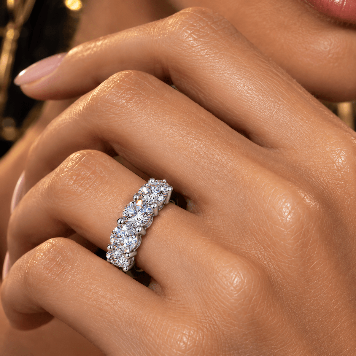 Anel Meia Aliança Moissanite 1.5ct Brilhante em Prata 925 Banhado a Ouro Branco - 5 Pedras Cor D VVS1 Certificada