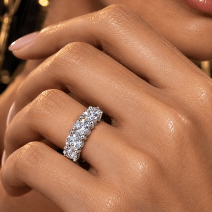 Anel Meia Aliança Moissanite 1.5ct Brilhante em Prata 925 Banhado a Ouro Branco - 5 Pedras Cor D VVS1 Certificada
